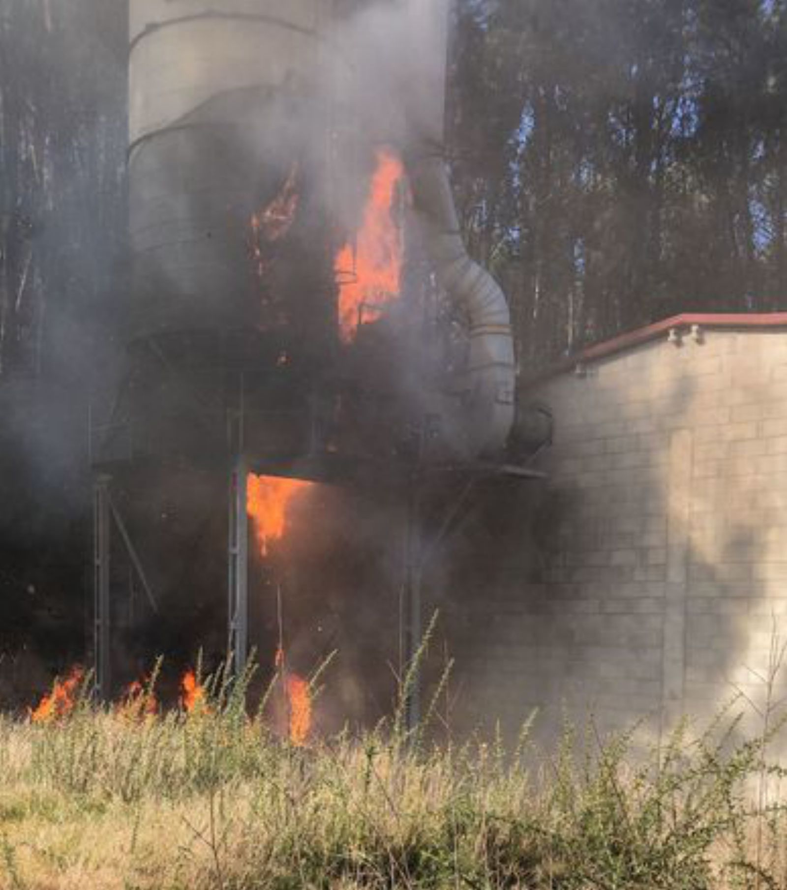 Arde un silo en la fábrica de muebles Herfica de A Estrada