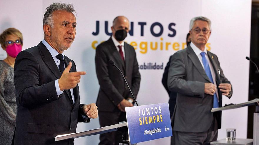 Ángel Víctor Torres, ayer, junto a José Sánchez Tinoco. Detrás la consejera Elena Máñez y Santiago Sesé (Cámara de Comercio de Santa Cruz Tenerife). | Q. CURBELO/EFE