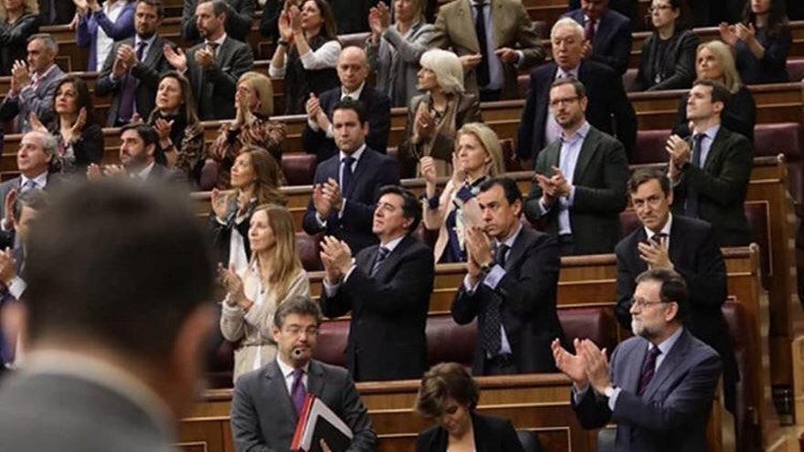 Teodoro García aplaude en la bancada popular a las víctimas de crímenes.