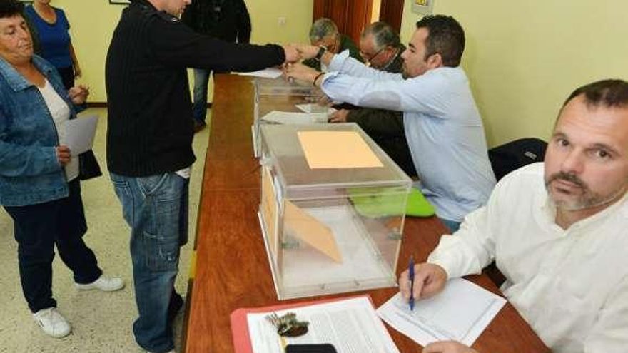 Jornada electoral en la cofradía de Raxó.