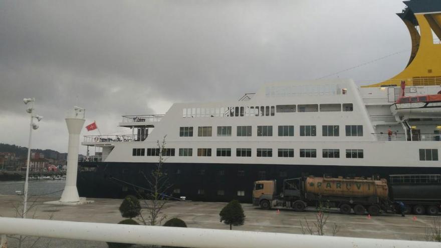 El crucero &quot;Saga Pearl II&quot; junto al Niemeyer