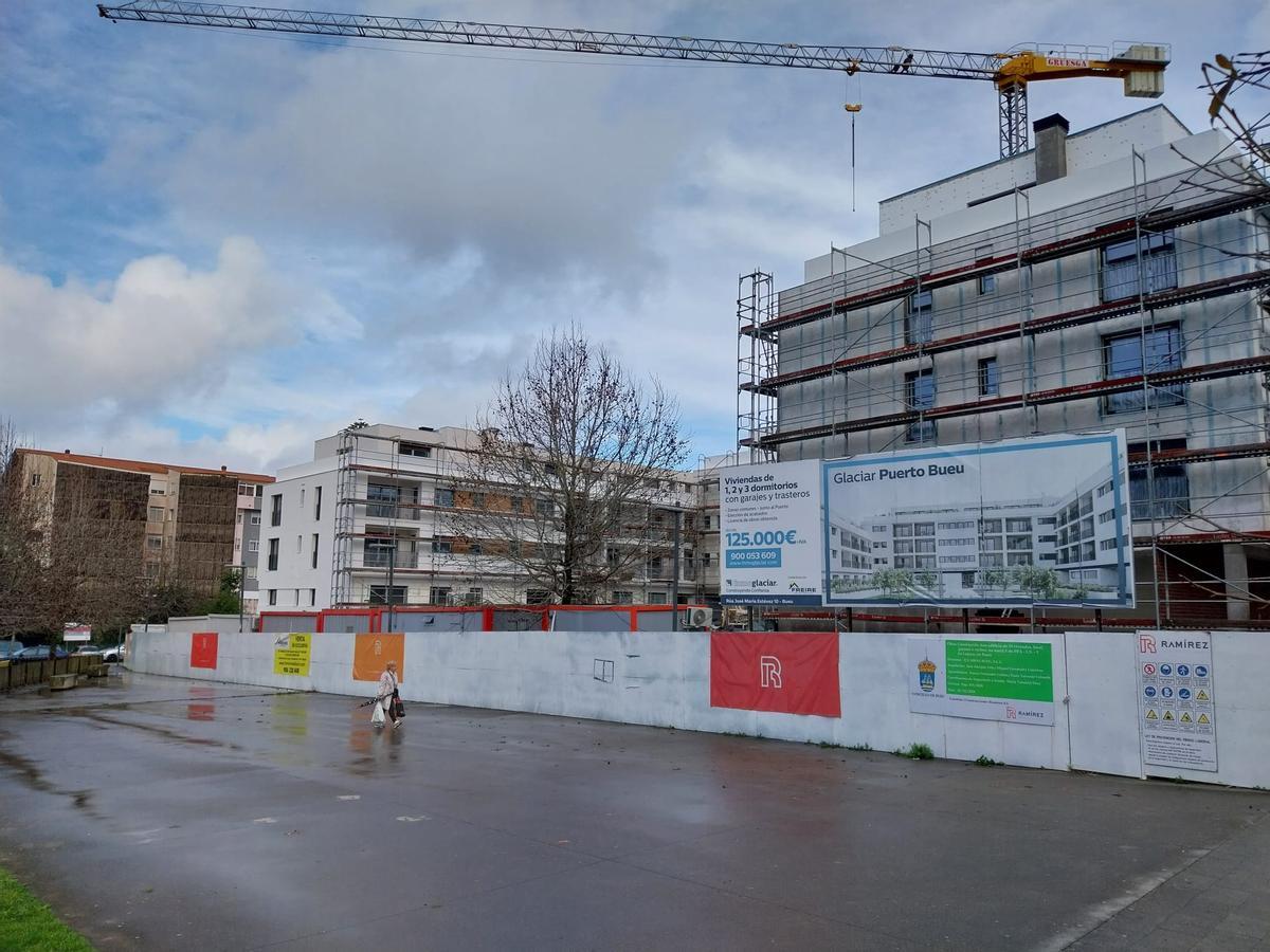 El vallado y obra del nuevo edificio en As Lagoas, en el centro de Bueu.