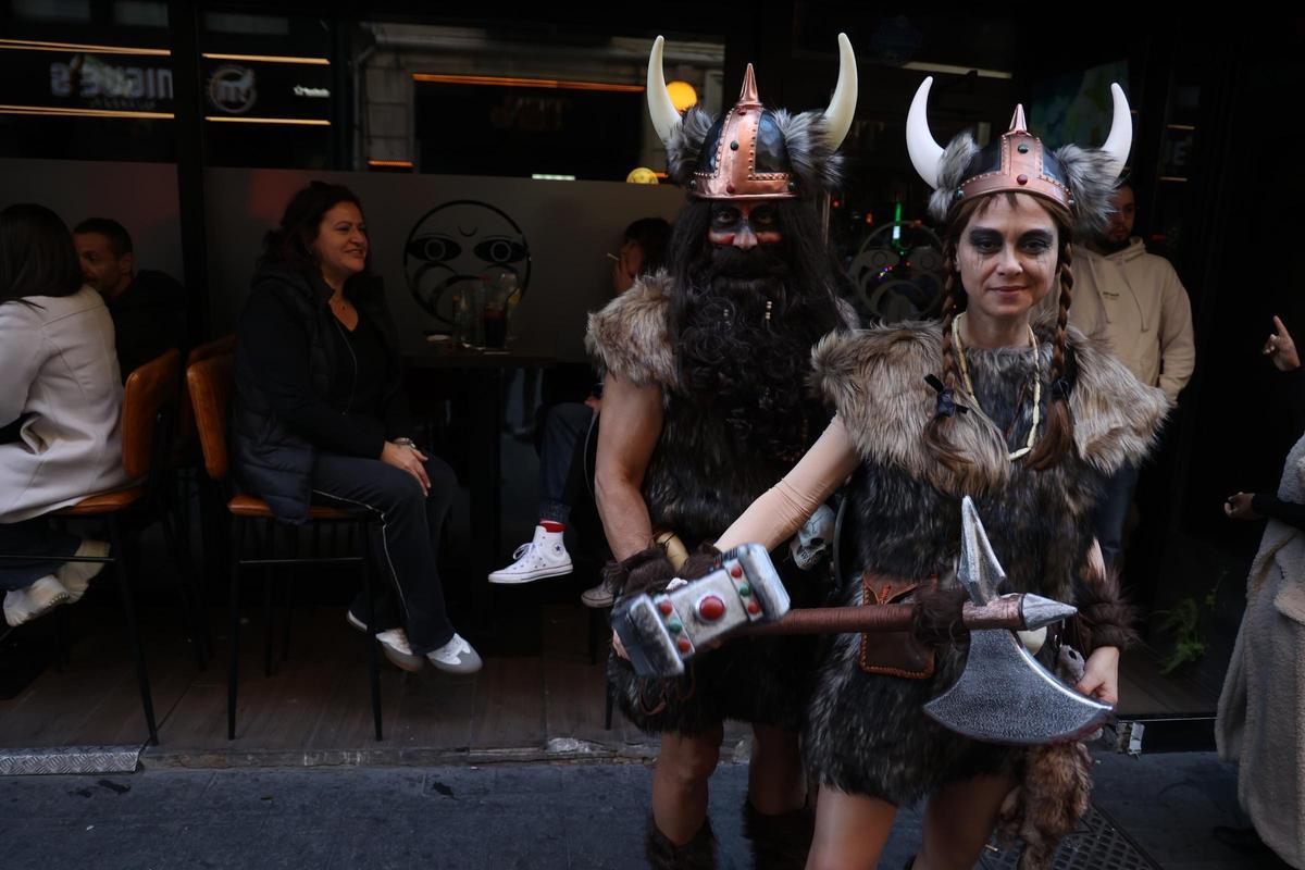 Alicante mantiene el espíritu de Carnaval pese al temporal