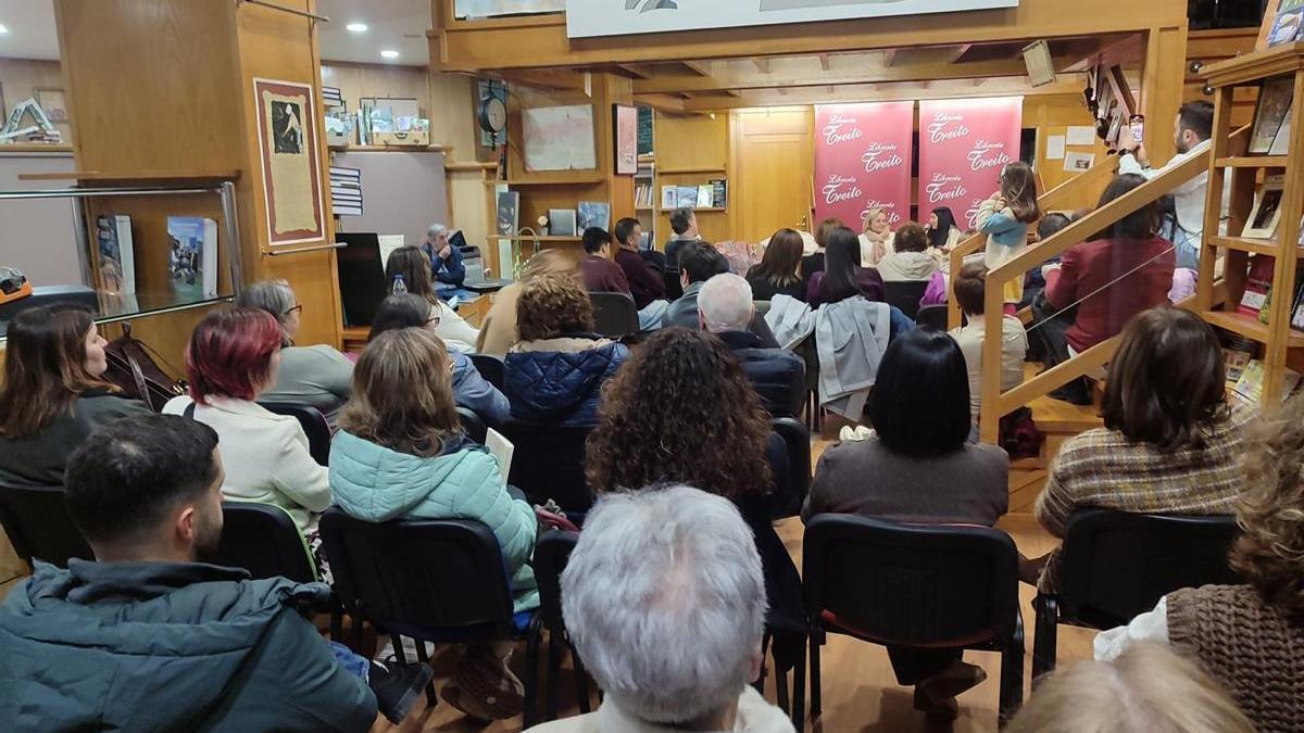 Una presentación anterior en el Espacio Cultural de Librería Treito de Cangas del Narcea.