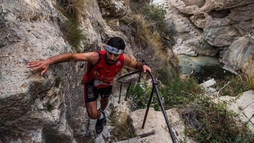 Guti golpea de revés en un torneo en Cartagena en febrero pasado; abajo, en pleno esfuerzo en la montaña.