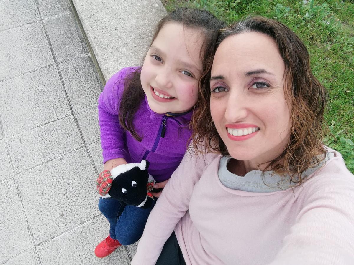 Andrea Falcón y su niña.