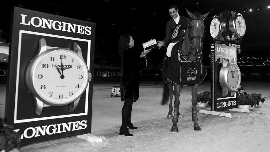 Sameh El Dahan recibe un reloj Longines de manos de Elena Orozco.