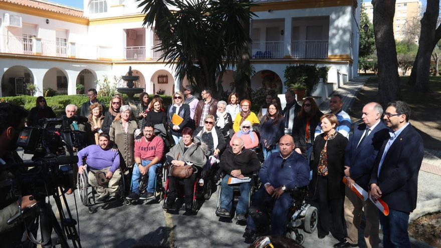 El presidente del Colegio de Médicos, Juan José Sánchez Luque, se ha reunido con asociaciones de pacientes en La Noria.