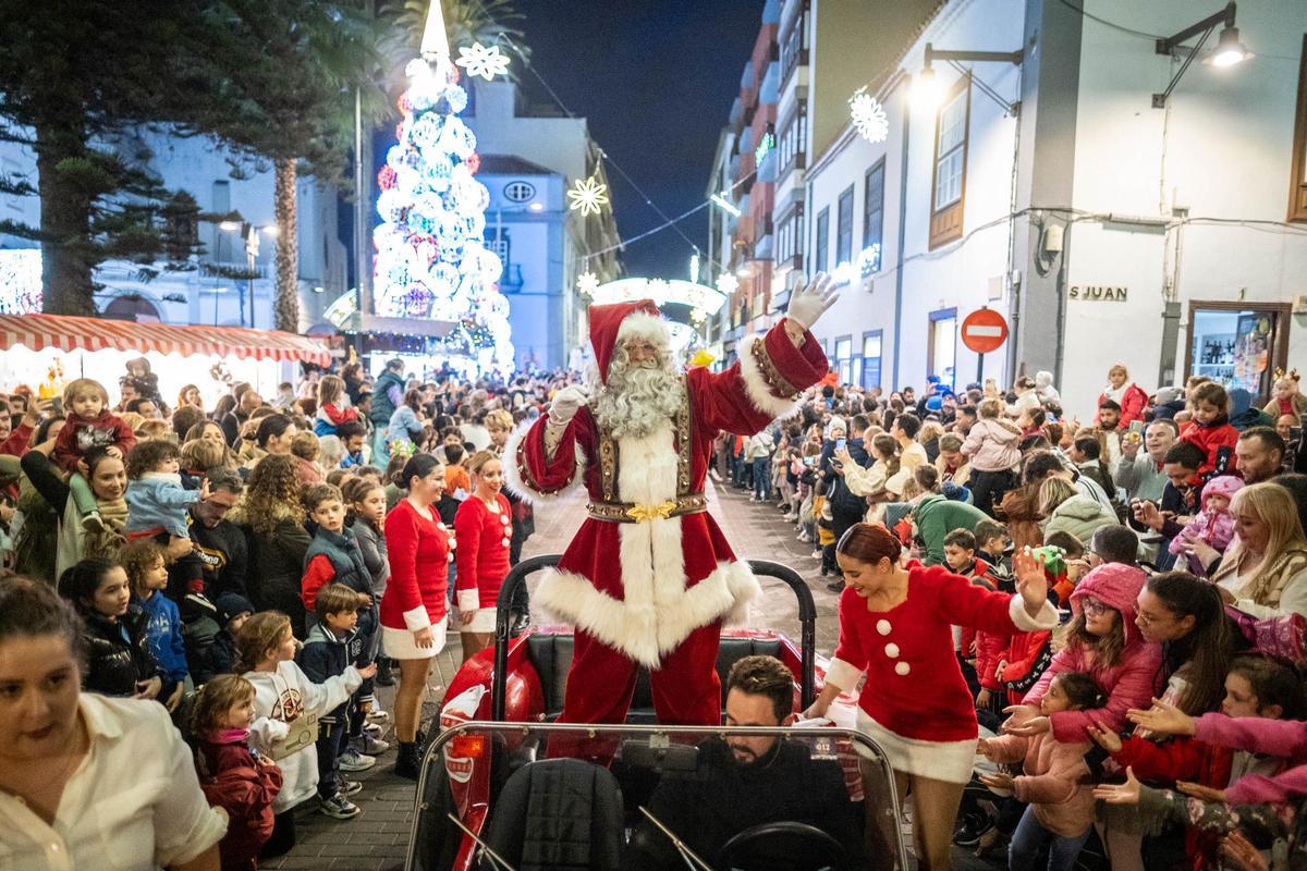Papá Noel recorre este martes las calles del casco histórico de La Laguna.