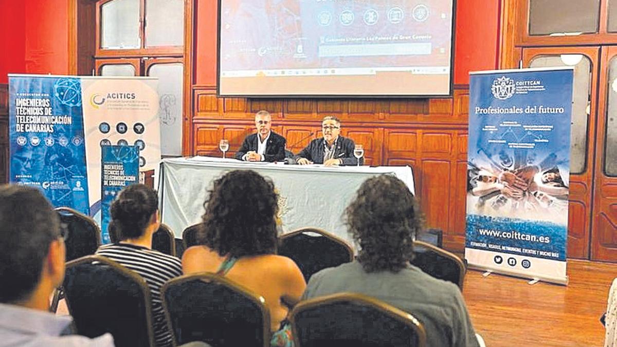 Inauguración del acto a cargo del decano de COITTCAN y el vicepresidente de ACITICS.