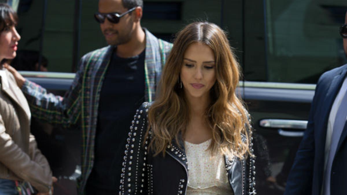 Jessica Alba con vestido largo y cazadora de cuero