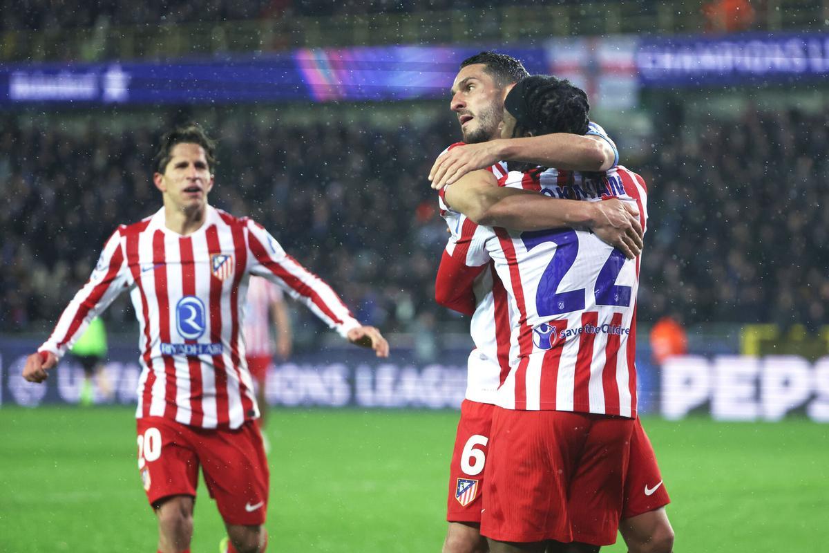 Ademola Lookman celebra junto a Koke y Giuliano Simeone el segundo gol del Atético de Madrid durante el partido de Champions League contra el Brujas Ademola Lookman celebra junto a Koke y Giuliano Simeone el segundo gol del Atético de Madrid durante el partido de Champions League contra el Brujas