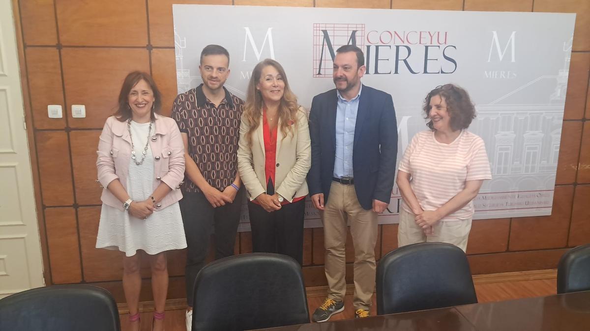 Por la izquierda, la concejal Nuria Ordóñez, Juan Ponte,  Virginia Abzueta, Manuel Ángel Álvarez y Beatriz González.