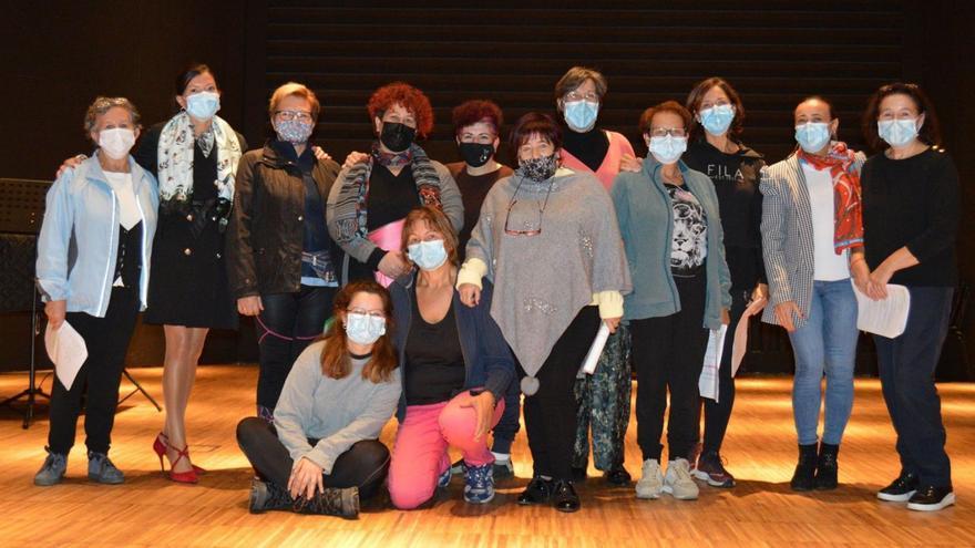 O teatro de 12 mulleres de Mos  regresa a Torroso cun fin solidario