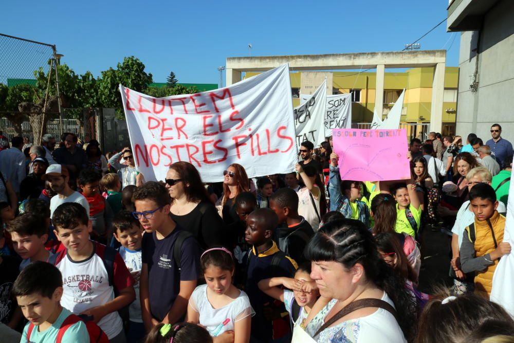 Protesta de pares i alumnes de l'escola Pere Torrent de Lloret