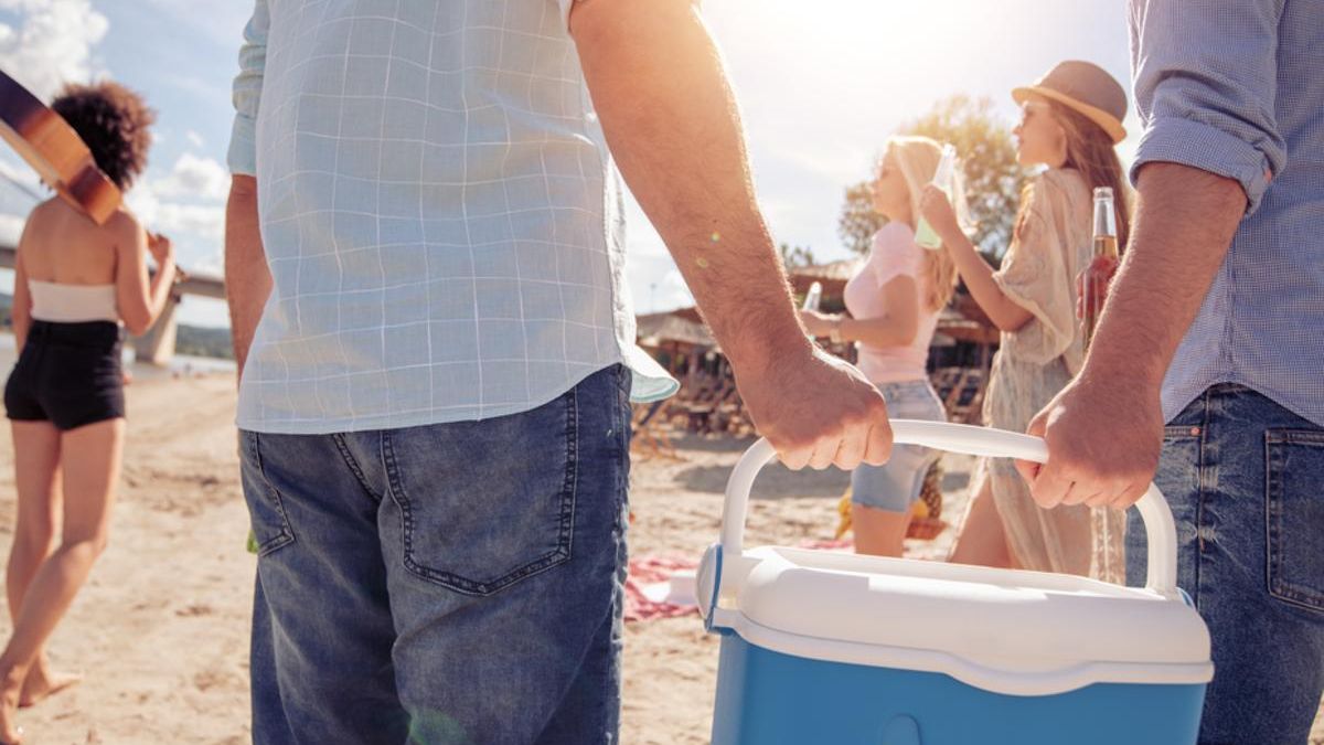 La función secreta de las tapas de las neveras de playa que seguro no sabías