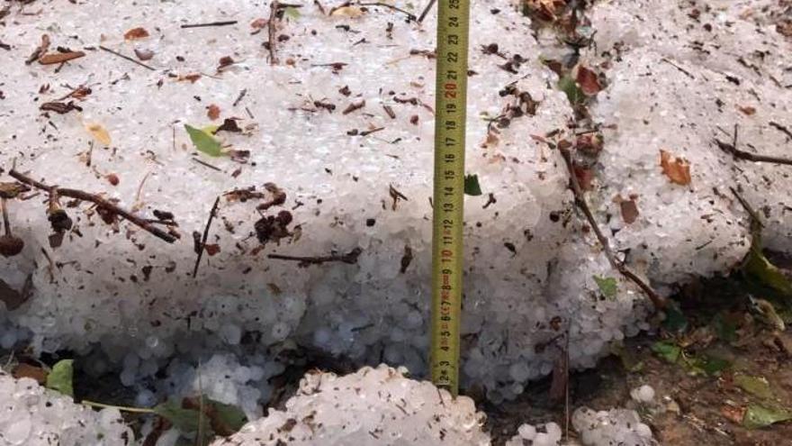 El espesor del granizo, de casi 15 centímetros.