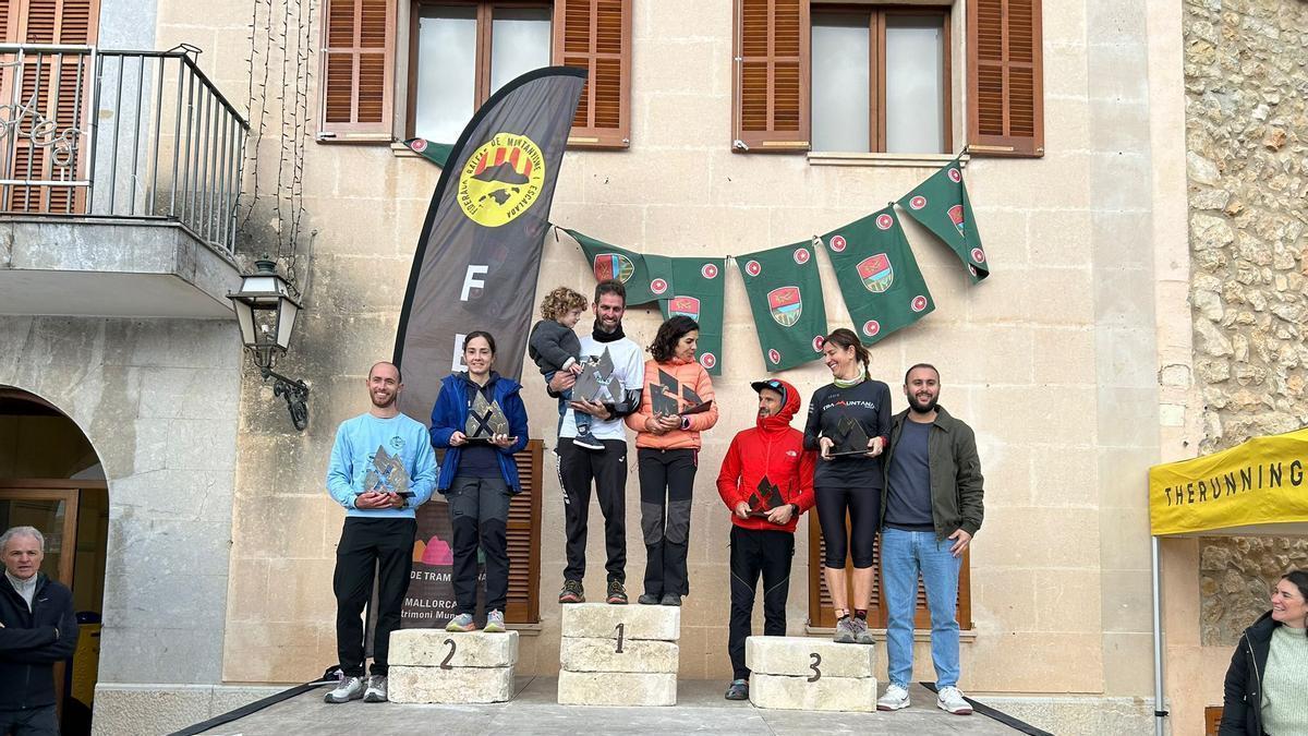 El podio de las categorias absolutas de la distancia de 27km.