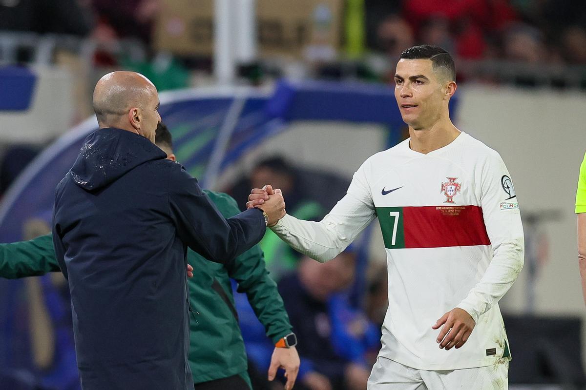 Roberto Martínez saluda a Cristiano Ronaldo durante el último partido de Portugal.