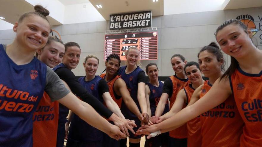 La plantilla del Valencia Basket hace unión, ayer, de cara a la final de la Liga.  | J.M. LÓPEZ