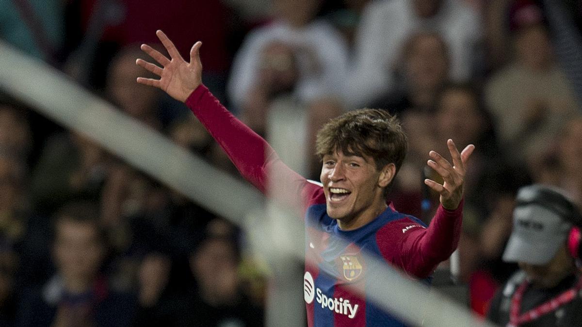 Marc Guiu celebra su gol, que dio el triunfo al Barça sobre el Athletic en Montjuïc.