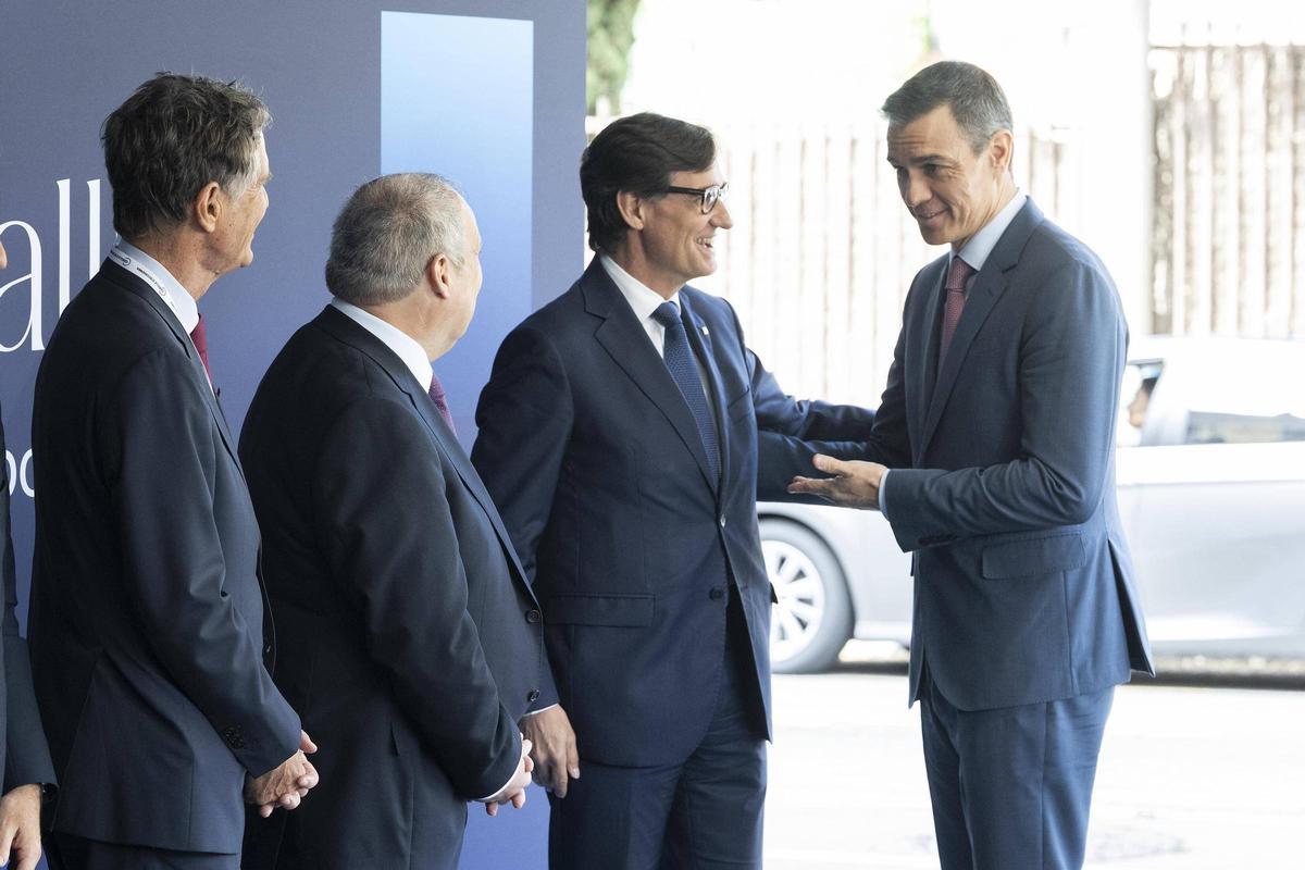 Salvador Illa y Pedro Sánchez se saludan a la entrada del acto del Cercle dEconiomia Salvador Illa y Pedro Sánchez se saludan a la entrada del acto del Cercle dEconiomia