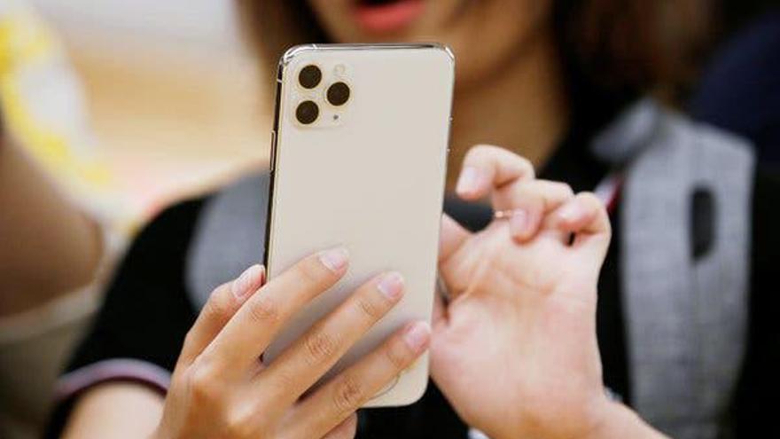 Una menor con su teléfono móvil.
