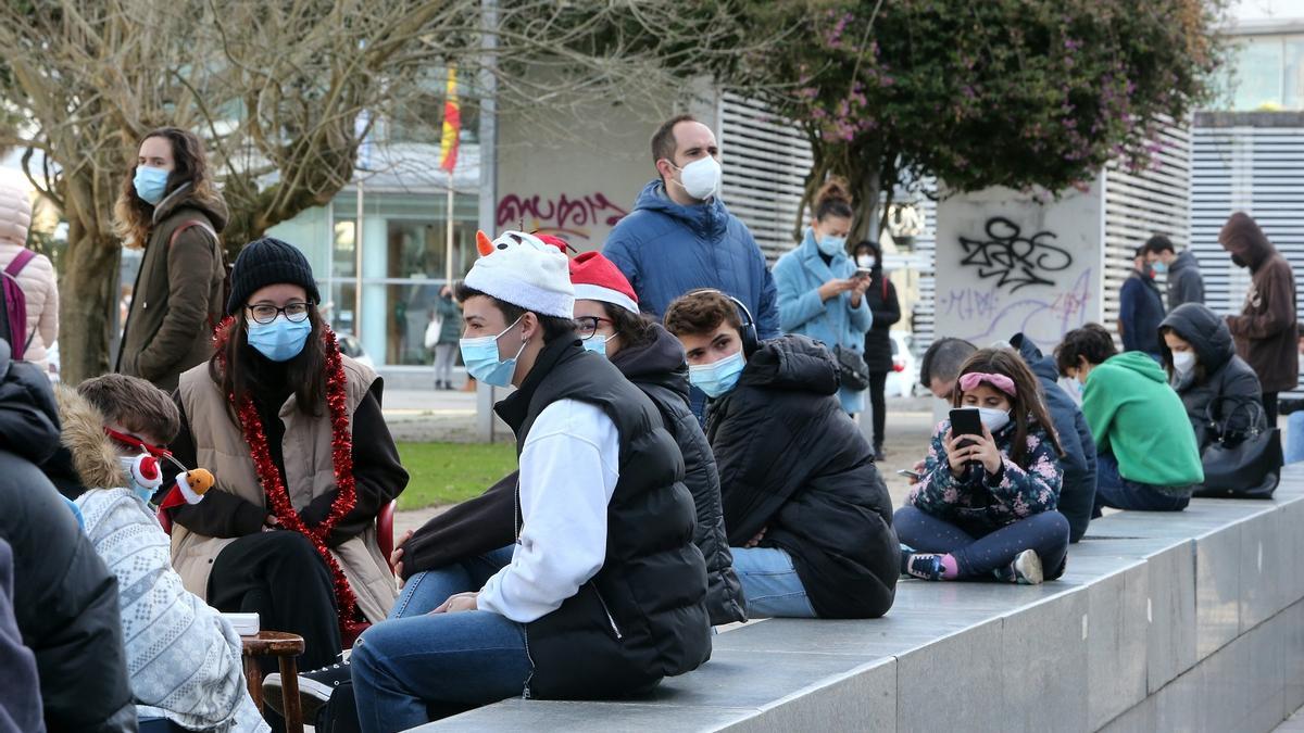 Cola de gente que espera para hacerse una PCR en el Náutico