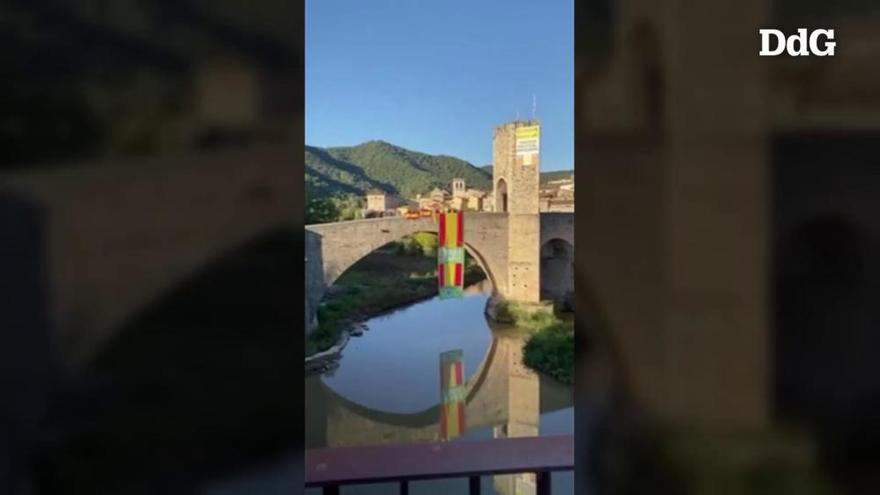 Vox desplega una bandera espanyola de grans dimensions al pont de Besalú