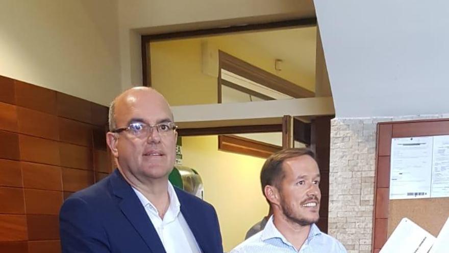 Anselmo Pestana y Mariano Hernández, ayer al presentar la moción.