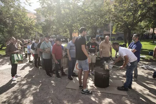 Reparto de ollas de Iniciativa Porteña por el 9 d'Octubre en el Port de Sagunt