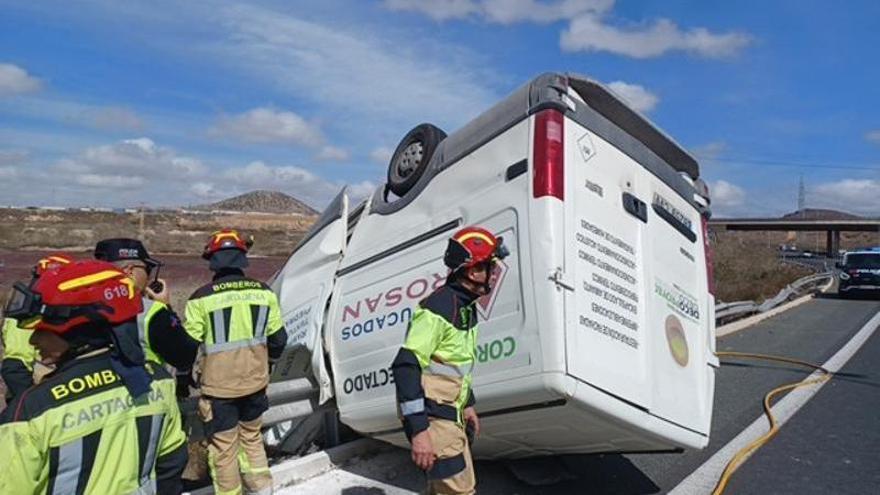 Herido un hombre tras salirse de la carretera con su furgoneta en Cartagena