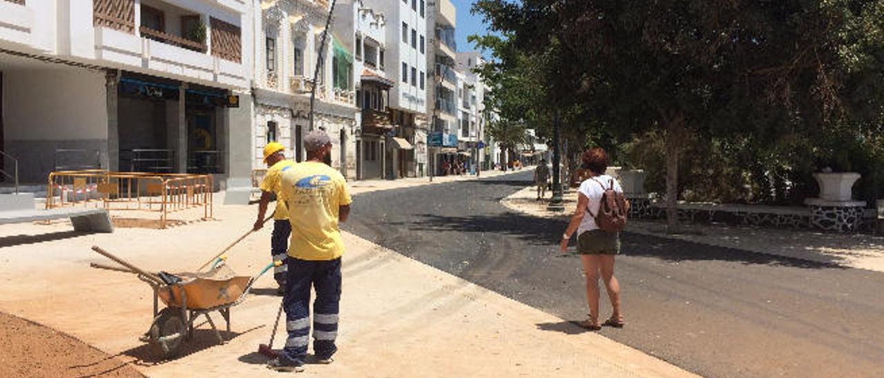 Obreros, ayer, realizan tareas de barrido en la nueva plaza de la avenida marítima próxima a la calle Esperanza.