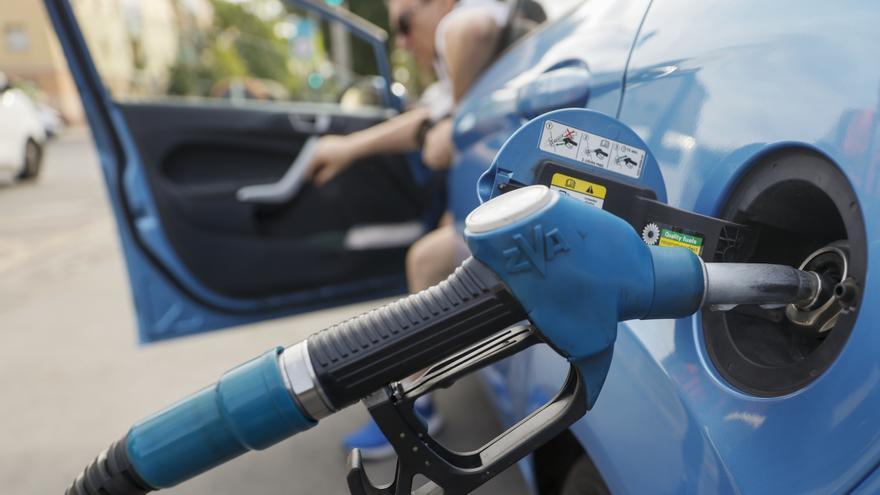 Llenar el depósito de gasolina es ya más caro que el verano pasado, pero el diésel es más barato