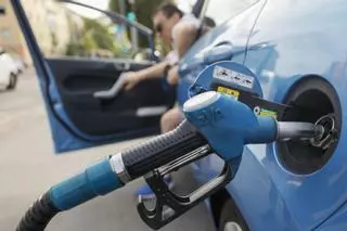 Llenar el depósito de gasolina es ya más caro que el verano pasado, pero el diésel es más barato