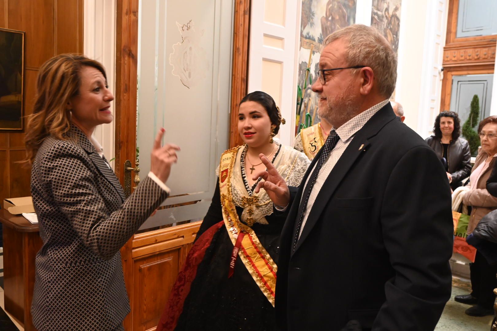 Galería de imágenes: Recepción de las reinas de los pueblos en el Ayuntamiento de Castelló