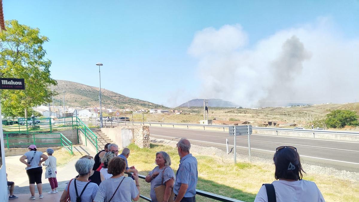 Fotogalería | Las imágenes del incendio de Casas de Millán, que ha obligado a evacuar a 800 personas