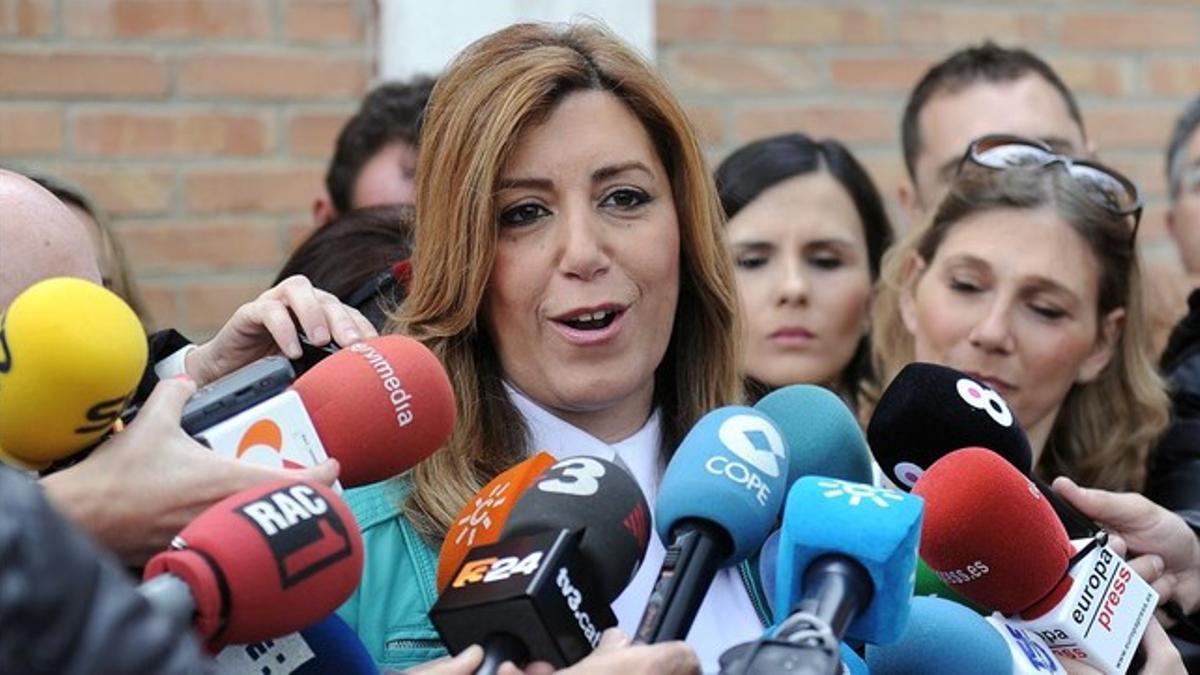 Susana Díaz atiende a los medios, este domingo, tras votar en su colegio electoral.