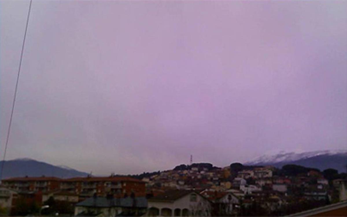 El Montseny, avui, al fons, vist des de Sant Celoni.