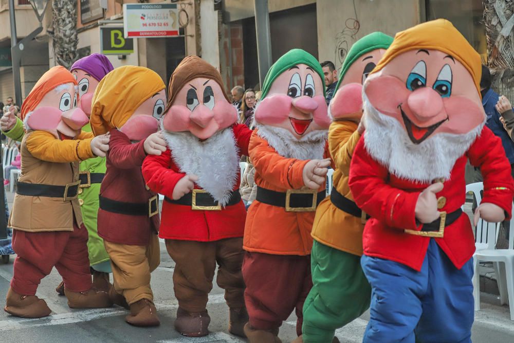 El Desfile Infantil recorrió la calle Ramón Gallud, en el centro de Torrevieja, en uno de los actos más populares de las fiestas patronales en honor a la Purísima