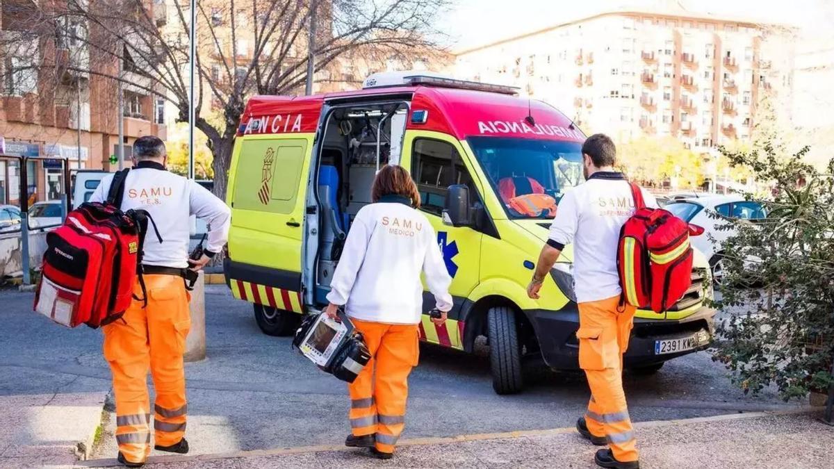 Una ambulancia junto a un equipo de sanitarios, en una imagen de archivo.