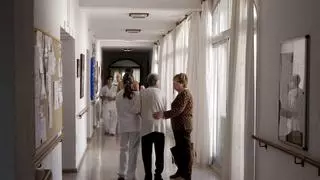 "Nos sentimos abandonados": una mujer de 92 años lleva más de cuatro esperando plaza en la residencia de Enguera pese a agravarse su salud
