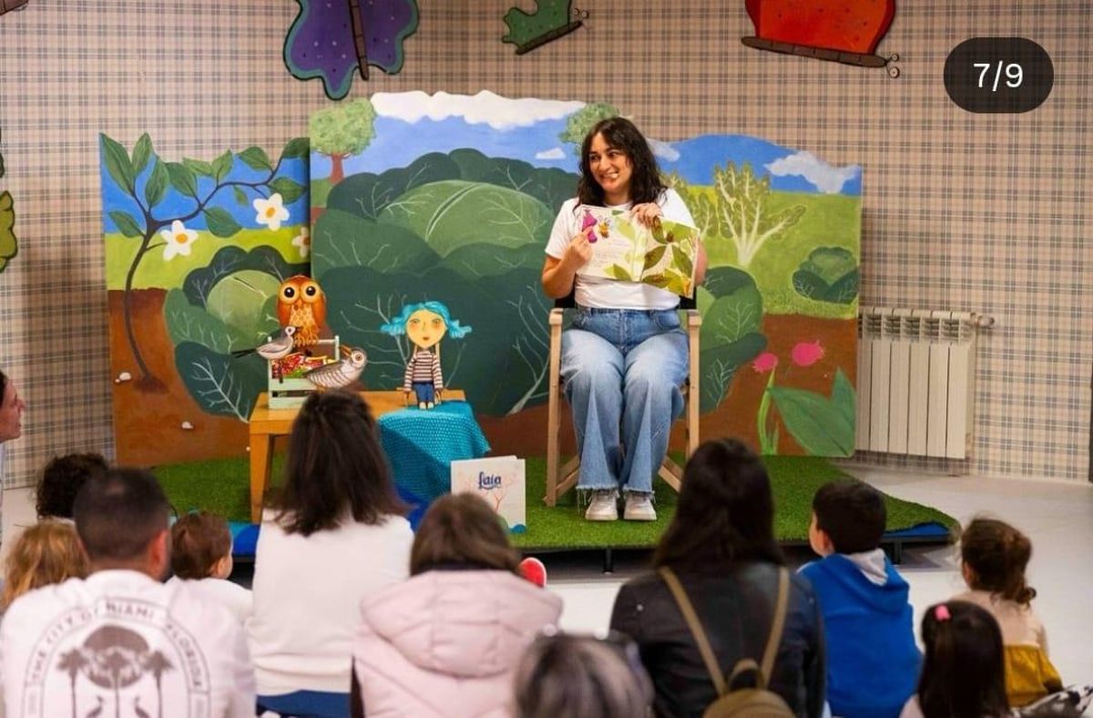Baia Fernández, na presentación do seu libro &quot;Caracol, cara de col&quot; nunha escola.