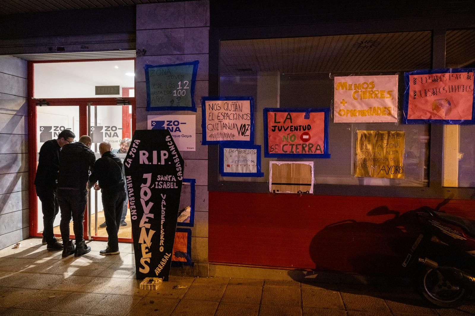 Protesta contra el cierre de las Zonas Jóvenes en Zaragoza