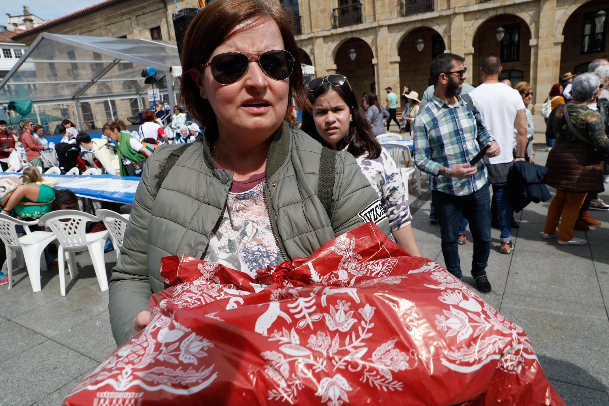 EN IMAGENES: La multitudinaria Comida en la Calle de Avilés