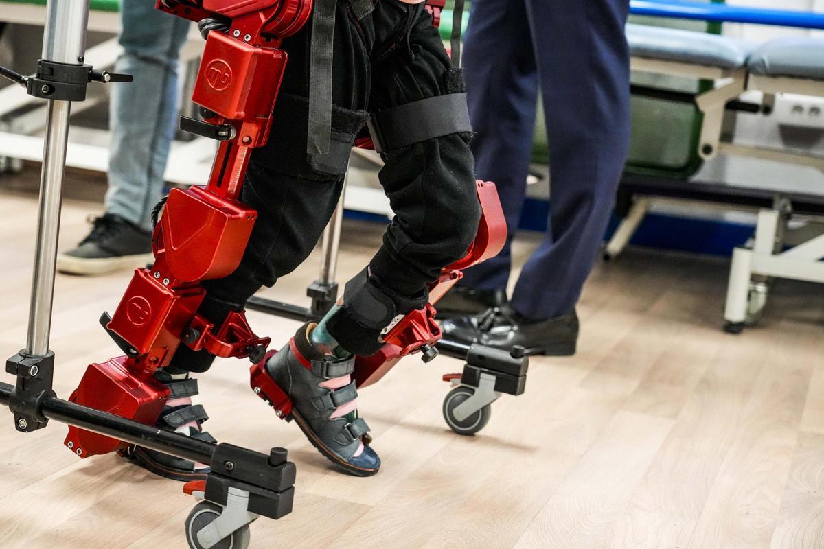 Alumnos del CPEE Miguel de Unamuno realizan sesiones de fisioterapia con un exoesqueleto