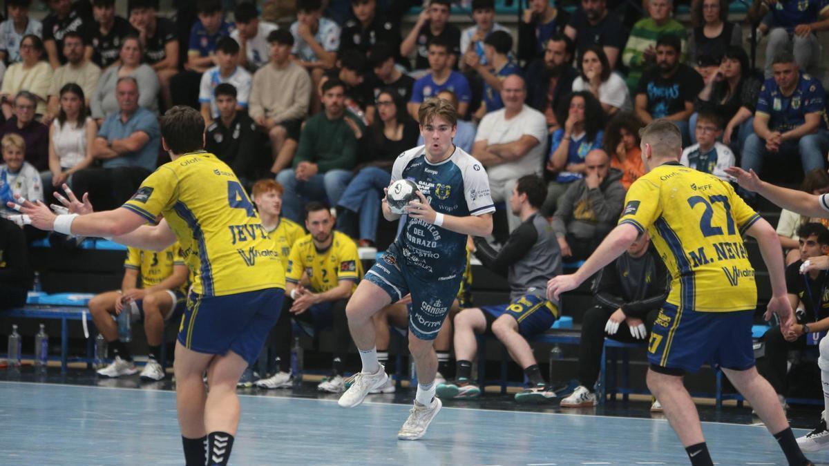 David Kalvo Valderhaug en una acción del partido entre el Frigoríficos del Morrazo y el Bidasoa.