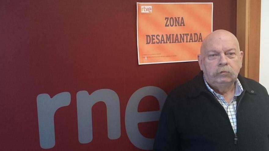 José María Iñigo posa ante un estudio de Prado del Rey poco antes de su muerte el 5 de mayo de 2018.