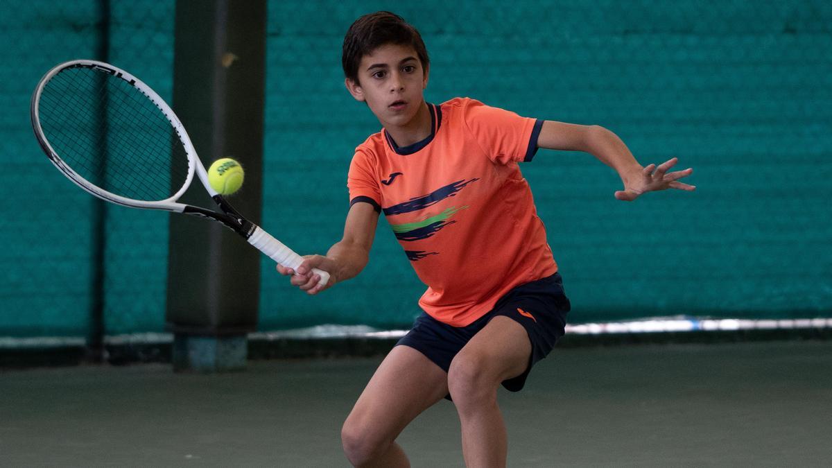 Jorge Martín realiza una dejada durante la final alevín