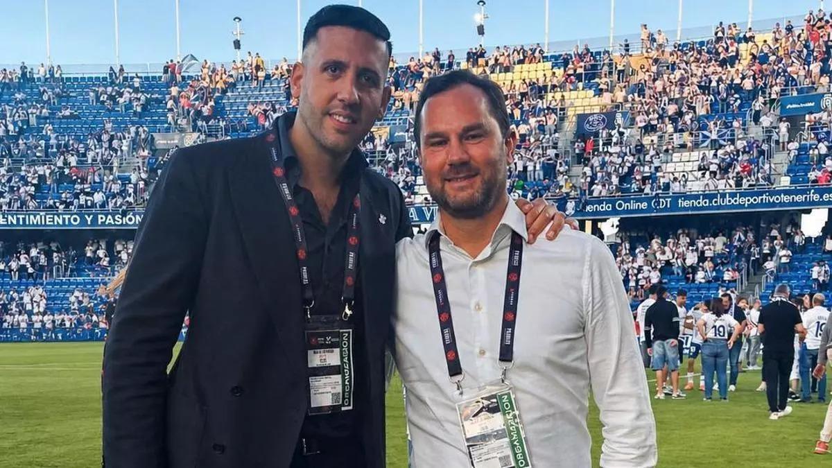 Manul Guill, a la derecha, junto a su ayudante Hugo Rico tras consumarse el ascenso del Tenerife.